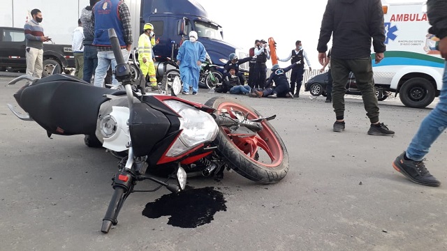 Dos hermanos resultan heridos al chocar su motocicleta contra una camioneta en Nuevo Chimbote
