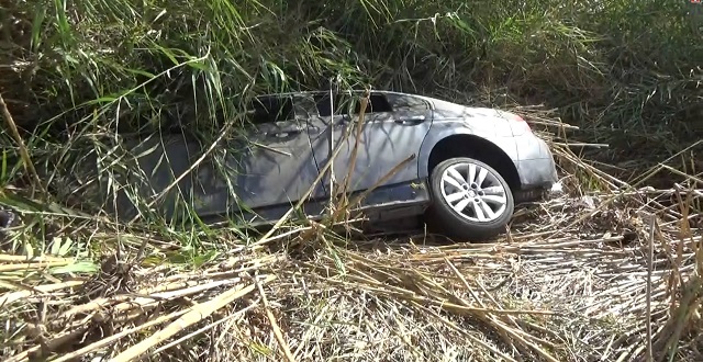 Automóvil se despistó esta tarde y cayó a los humedales en Nuevo Chimbote