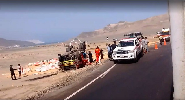 Tráiler cargado de maíz volcó aparatosamente en el óvalo de Tortugas en Casma y dejó 2 heridos