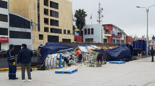 Tráiler repleto de carga de productos de cocina se volteó en la Plaza 28 de Julio en Chimbote