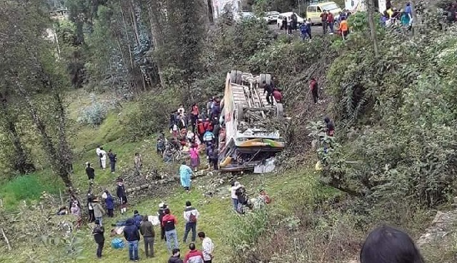 Dos muertos y 20 heridos al caer bus a un abismo en el distrito de Piscobamba en Áncash