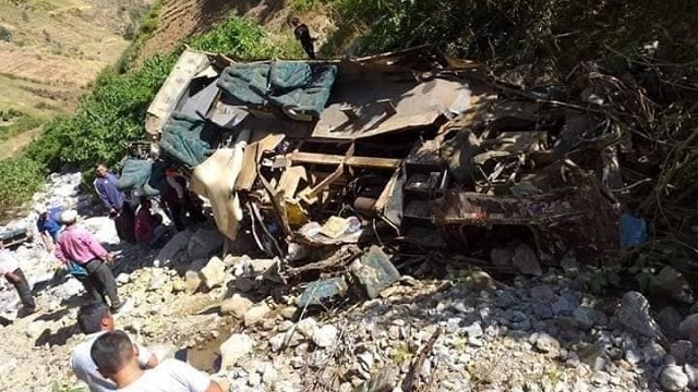 Áncash: 4 muertos y 20 heridos dejó como saldo la caída de una custer a un abismo en la carretera a Quillo