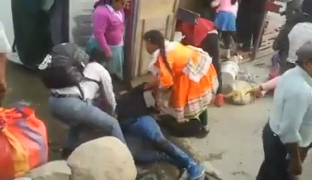 Áncash: Camión se volcó en la carretera a distrito de Quillo y dejó 10 personas heridas en Año Nuevo