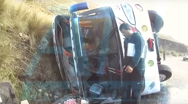 Áncash: Tres fallecidos y 25 heridos en aparatosa volcadura de un bus en la carretera a Recuay 