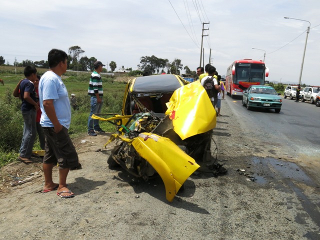 Taxista queda al borde de la muerte al chocar su Tico contra un tráiler en Santa