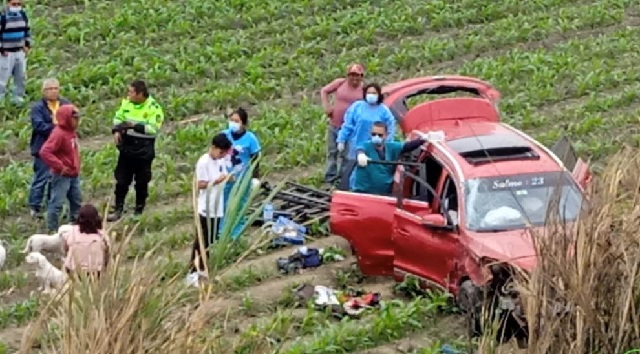 Cuatro heridos tras caer moderna camioneta a un barranco en vía Santa – Chuquicara