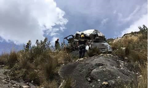 Diez personas perdieron la vida al caer una combi a un abismo en la sierra de Áncash