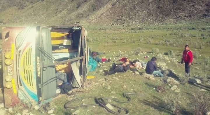 Un pasajero murió al volcarse aparatosamente en la carretera a Huaraz y varios resultaron heridos