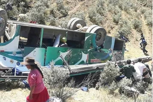 Tragedia en Áncash: 10 muertos y 32 heridos al caer bus a un abismo en la provincia de Sihuas
