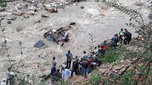 Áncash: Dos profesores muertos y seis heridos dejó como saldo la caída de una combi a un barranco en Sihuas