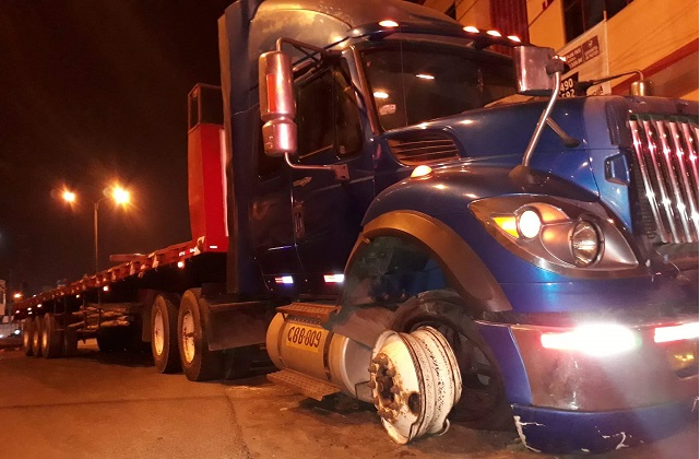 Chimbote: Tráiler estuvo a punto de ocasionar una tragedia en “Meiggs” al reventarse sus neumáticos