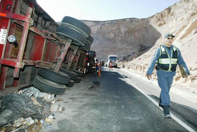  Cuatro pasajeros heridos tras despiste y vuelco de bus en Huarmey