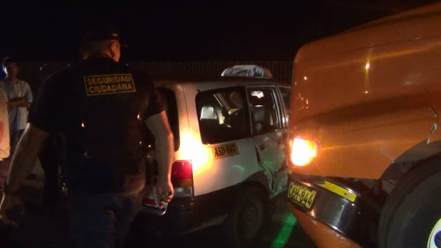 Accidente en la CPN: Taxi queda empotrado en la carrocería de pesado tráiler 