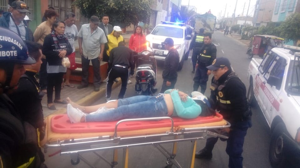 Serenazgo auxilió a mujer que resultó herida tras ser impactada por una camioneta 