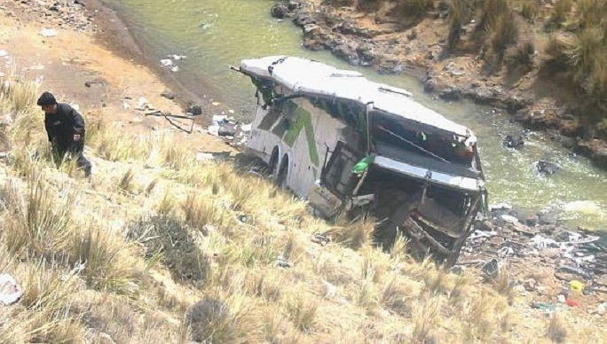 Huaraz: Chofer queda grave y copiloto está desaparecido tras despiste de bus