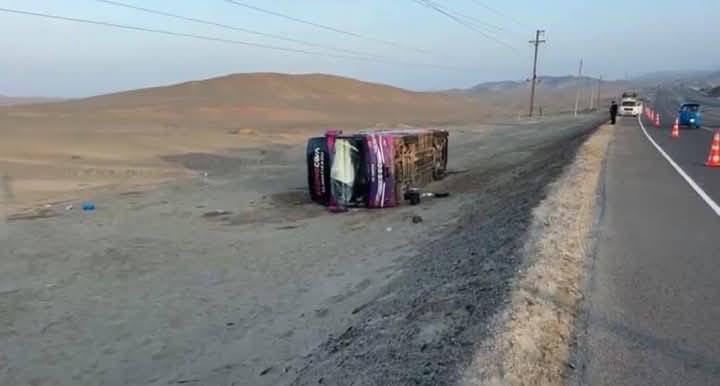 Bus interprovincial  sufre despiste en la Panamericana Norte entre Casma y Huarmey 
