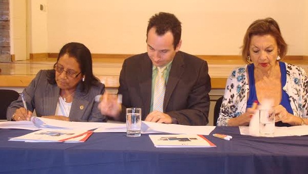 Embajada de Francia y Alianza Francesa suscribieron convenio con la UNS