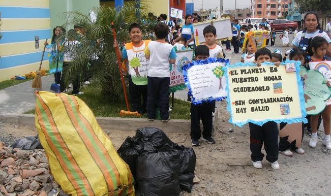 Niños de colegio inicial protestaron por acumulación de basura cerca de su plantel