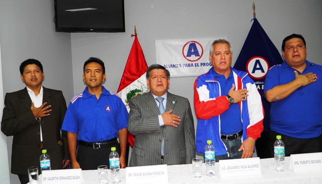 Padre Luis Palomino acompañó a César Acuña en inauguración de local de APP