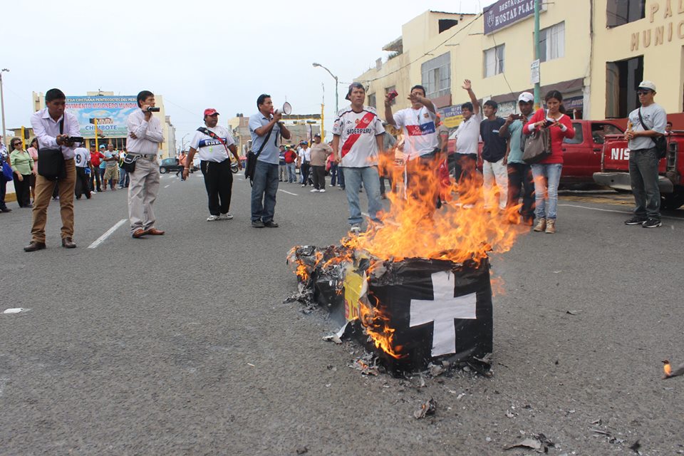 Chimbote: Administrativos de sector Educación queman ataúd y exigen incremento de incentivos