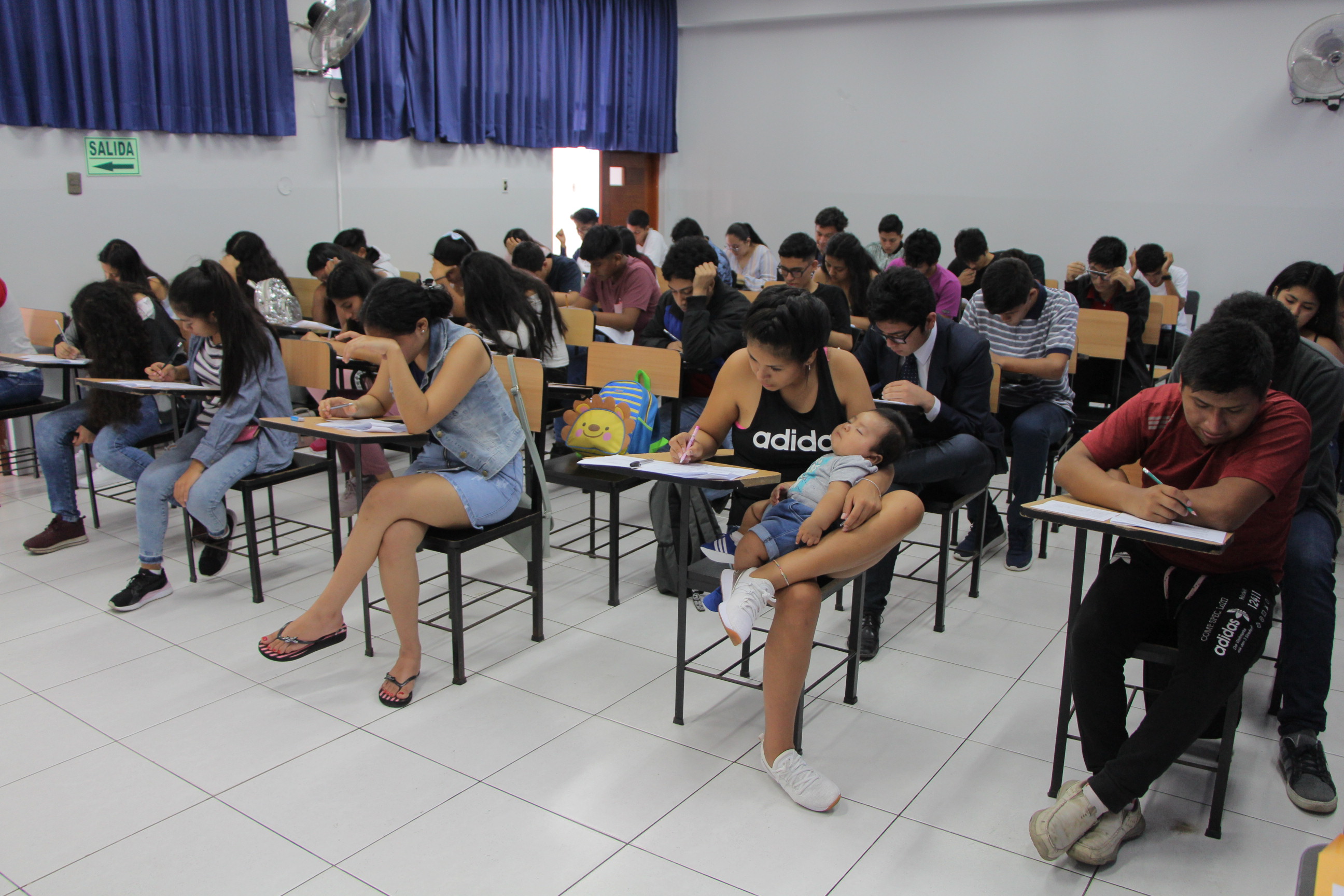 Cientos de jóvenes participaron en examen de admisión de la UCV Chimbote