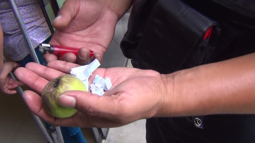 Hallan envoltorios de PBC debajo de colchón de adolescente