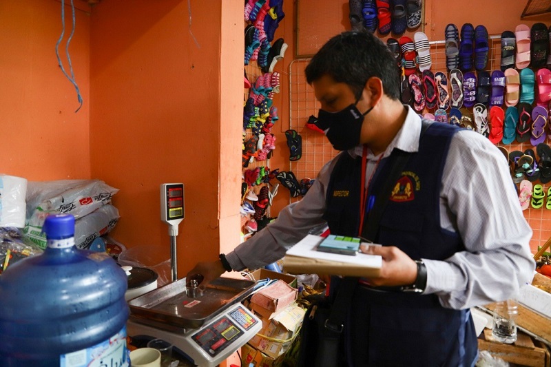 Multan a comerciantes de mercado Nuevo Progreso por adulterar peso de sus balanzas