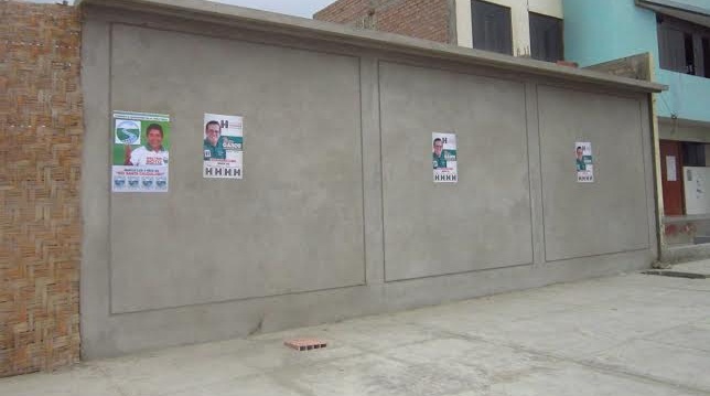 Militantes del PHP y de Rio Santa colocan propaganda electoral en pared de jardín de niños