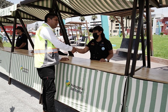 Asociación de artesanos de Chimbote recibe módulos ecológicos para venta de productos