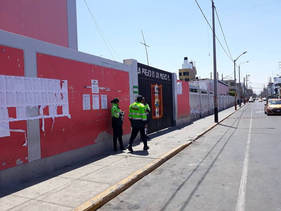 Chimbote: efectivos policiales resguardan locales de votación previo a elecciones 