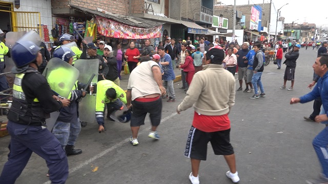 Ambulantes atacan con piedras y palos a serenos en mercado El Progreso de Chimbote
