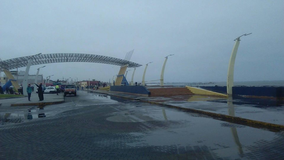 Fuerte oleaje inunda gran parte del Malecón y pone en zozobra a chimbotanos