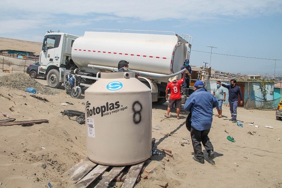 Chimbote: Municipio entregó cuatro tanques para abastecer de agua potable a familias afectadas del incendio