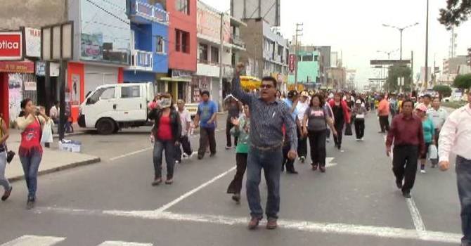 Hermano de César Álvarez protagonizó protesta por calles de Chimbote