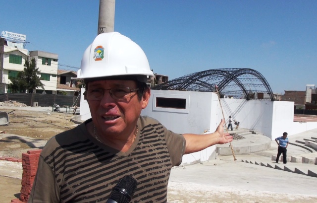    Alcalde de Nuevo Chimbote inspecciona obras en el distrito