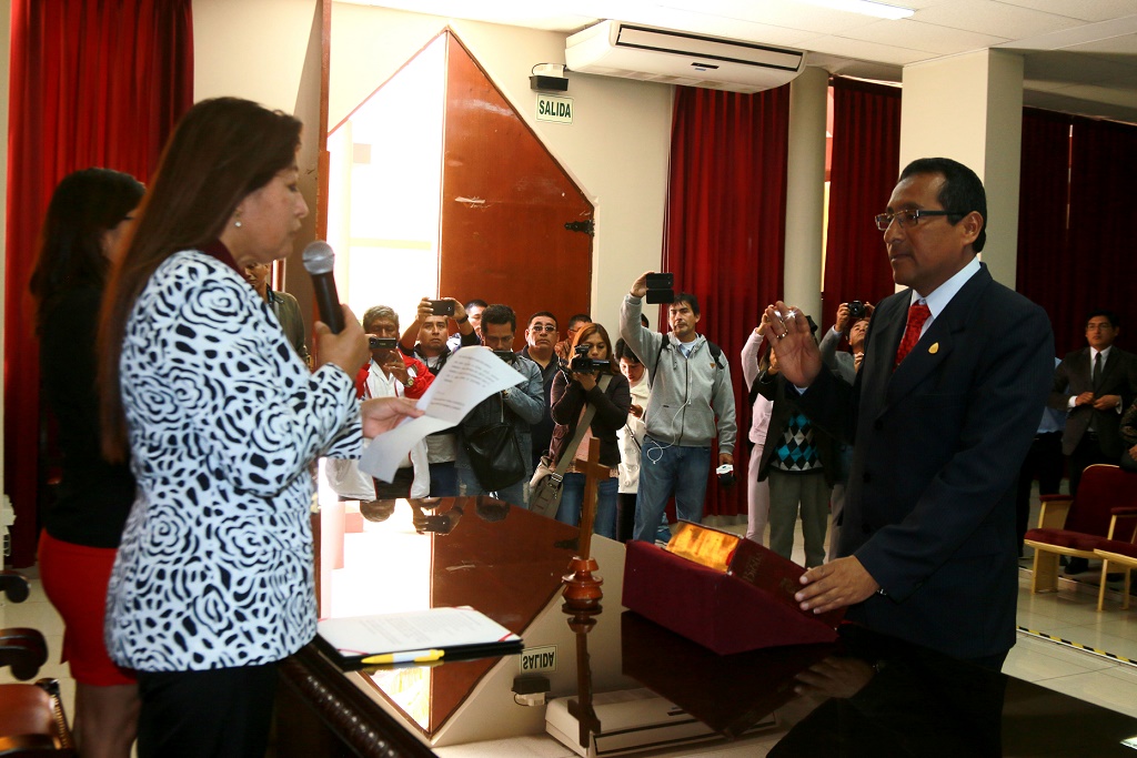 Proclaman oficialmente alcalde provisional del Santa a regidor Neptalí Briceño