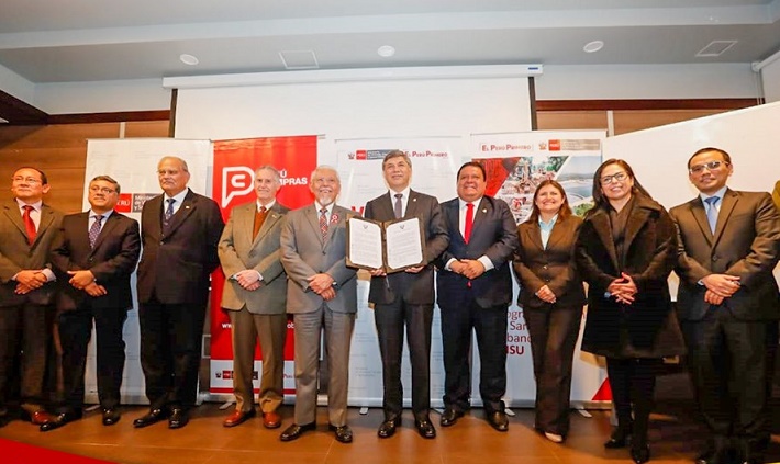 Alcalde Briceño participó en firma de resolución ministerial para obras de saneamiento