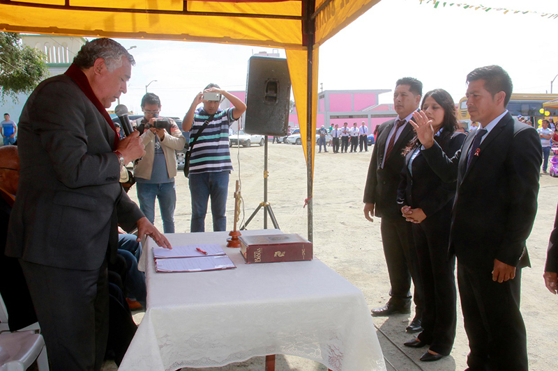 Chimbote: alcalde Cortez juramenta a nueva autoridad electa de Cambio Puente