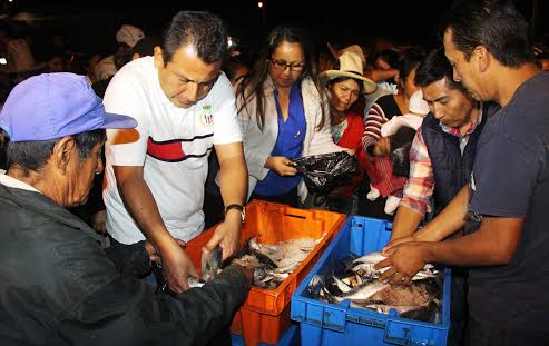 Casma: autoridades distribuyen caballa en asilo San José y población necesitada