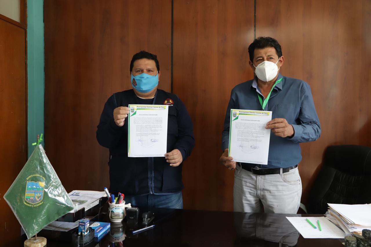 Alcalde Briceño firmó acta para ejecución de asfaltado de carretera y represamientos de lagunas en Jimbe