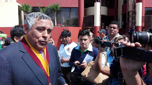 Alcalde Julio Cortez y congresista Domínguez enfrentados por propuestas políticas