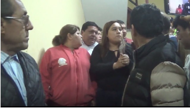 Alcalde salió del palacio municipal de Chimbote escoltado de mujeres tras escándalo en sesión de concejo