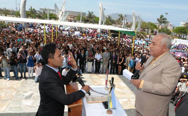  Alcalde de Nuevo Chimbote dice que espera salir de la crisis municipal