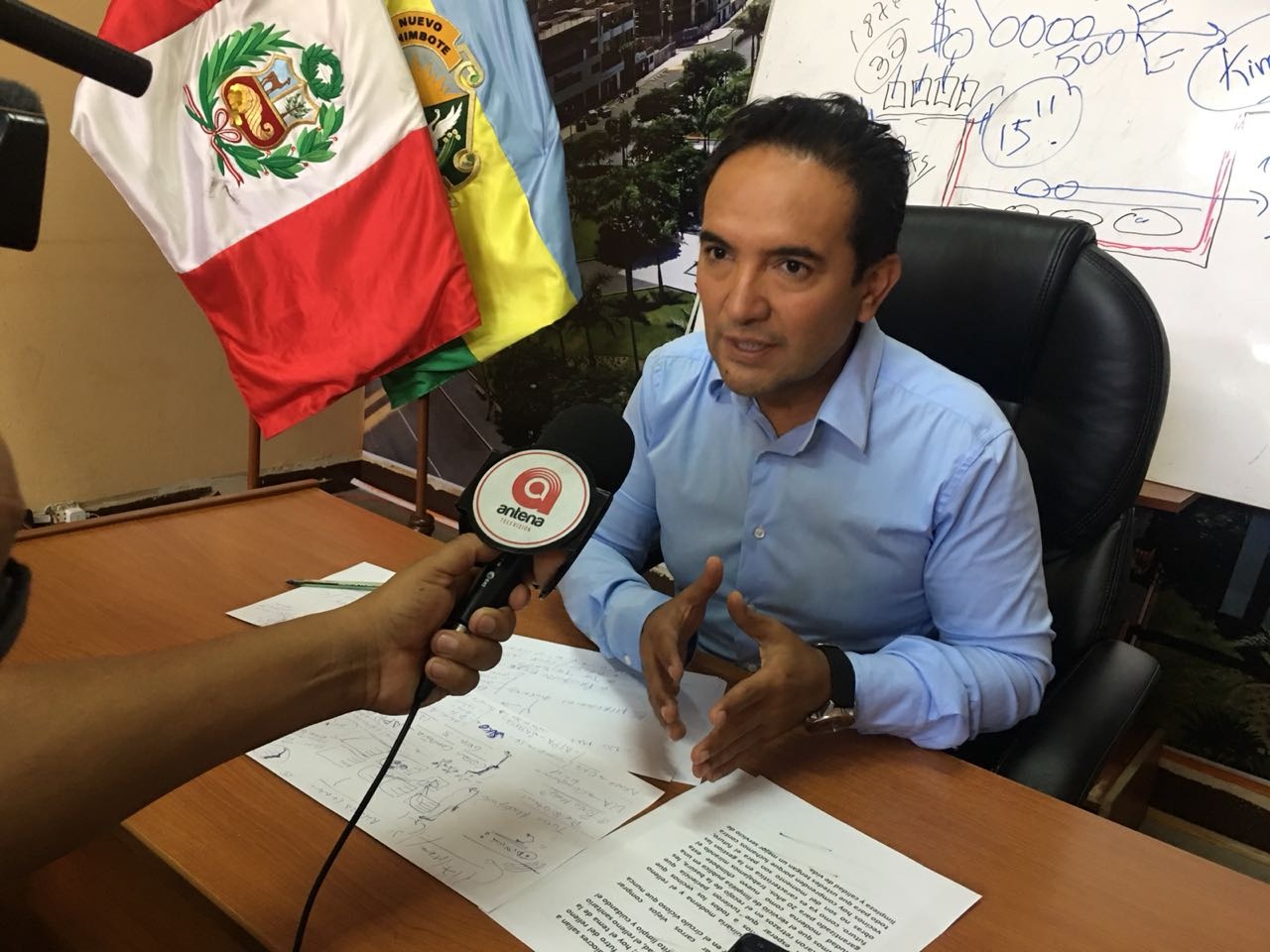 Alcalde entregó a gerente de Seda Chimbote  proyecto de ampliación de la planta de tratamiento de agua potable