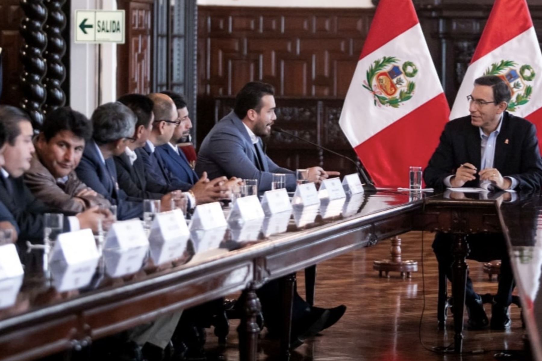 Alcaldes del Perú respaldan disolución del Congreso