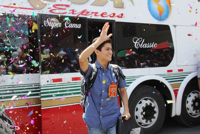 Emotivo recibimiento a joven chimbotano campeón mundial de Marinera 