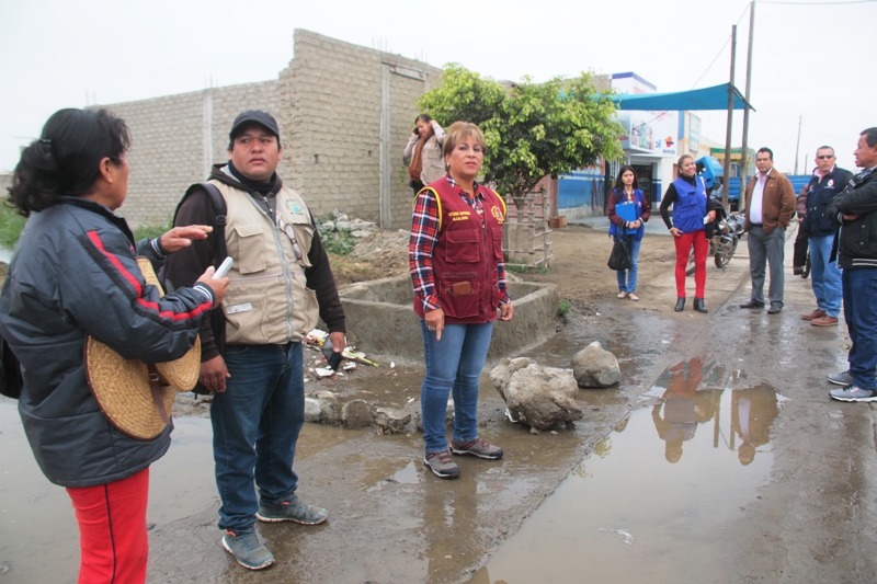 Chimbote: alcaldesa atiende zonas afectadas por aniego en 2 de Mayo y Camino Real