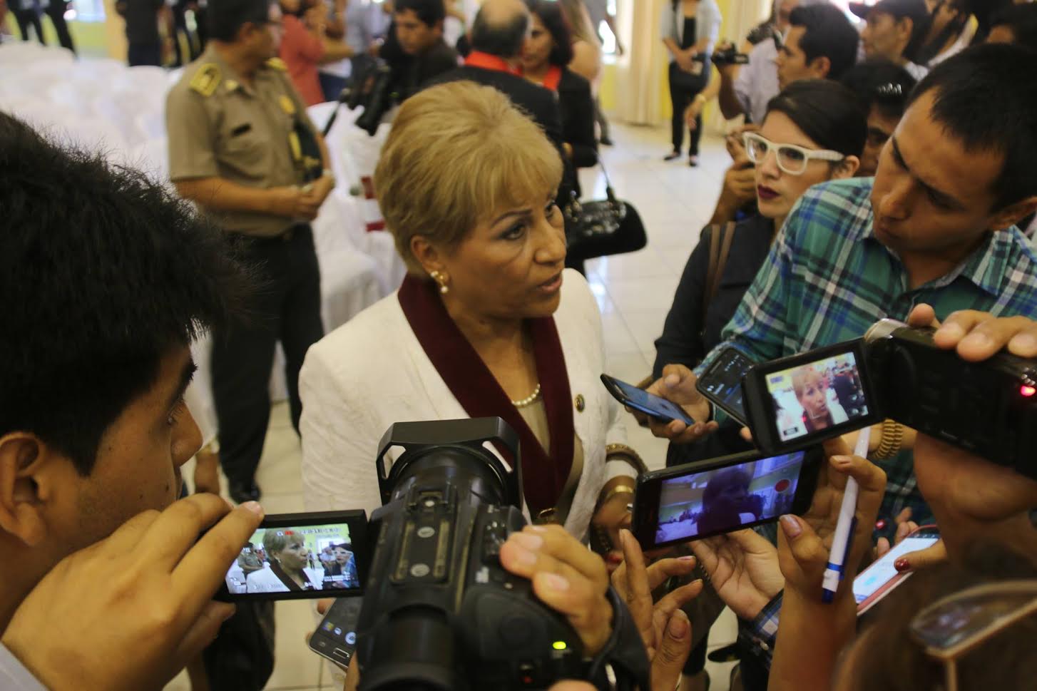 Alcaldesa renueva confianza a su actual gerente municipal y anuncia tres cambios en jefaturas