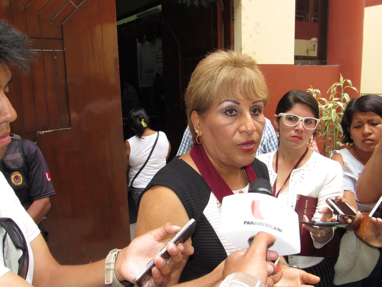 Vicky Espinoza a regidores : “Para hacerse populares, no se cuelguen del saco de la alcaldesa”