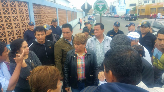 Comerciantes se enfrentan con cuchillos en el frontis del Hospital La Caleta y alcaldesa los reubica